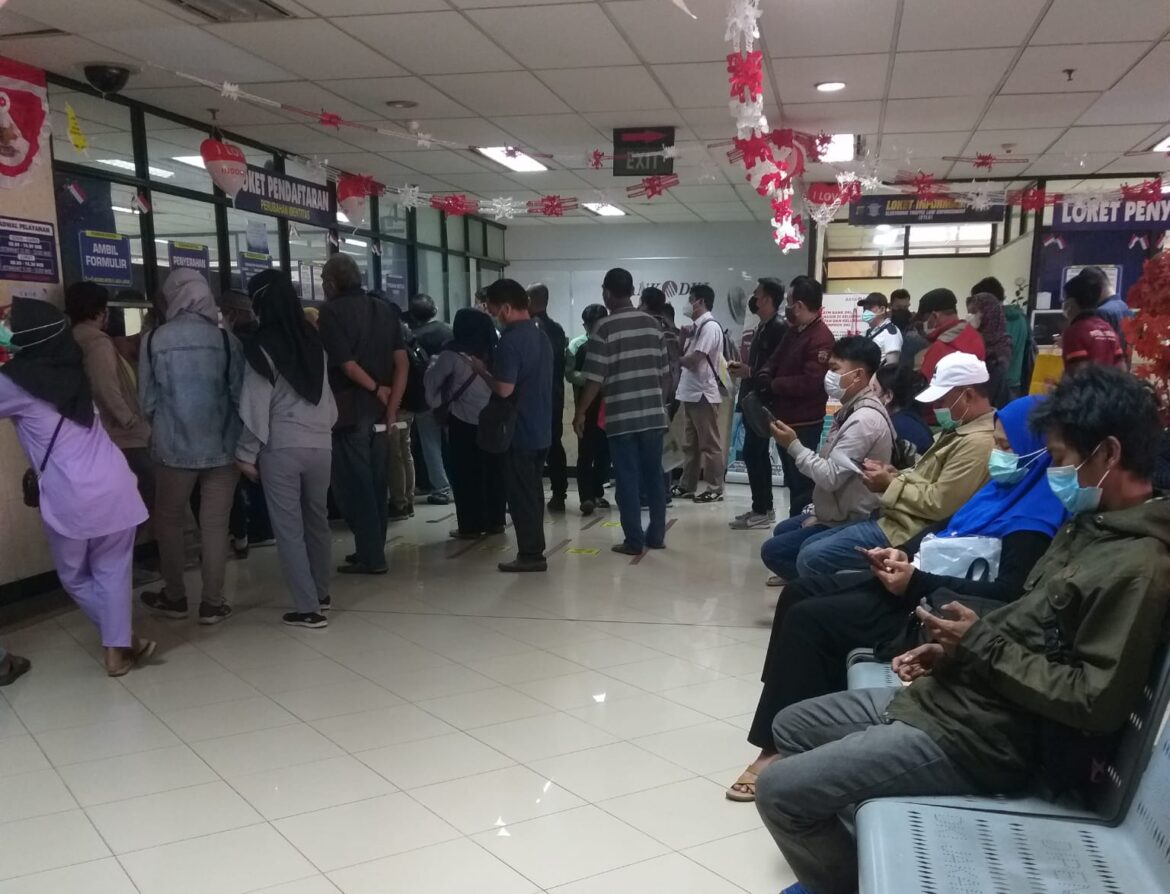 PPKM Berlanjut WP Berdesakan di Samsat Utara dan Pusat